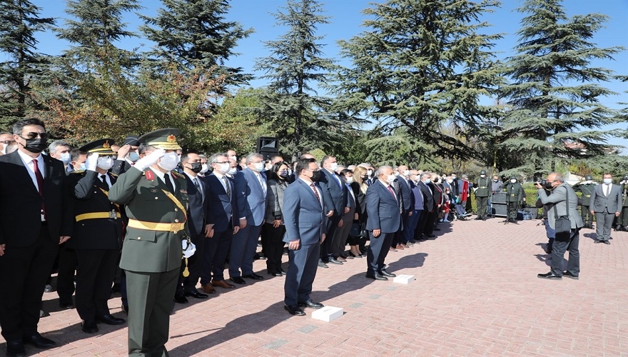 Cumhuriyetin 98. Yıl dönümü nedeniyle Atatürk Anıtı’na çelenk konuldu
