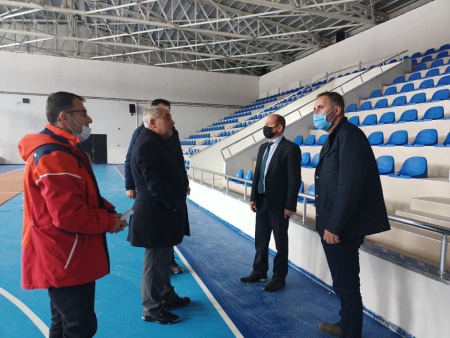 Başkan Karaman kapalı spor salonunda incelemelerde bulundu