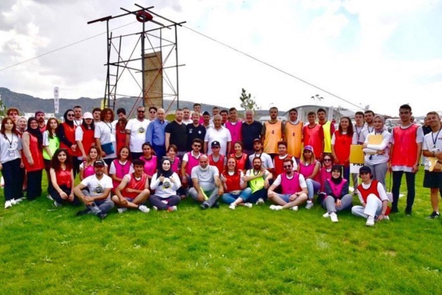 Başkan Zeybek Gençlik oyunları kampını ziyaret etti