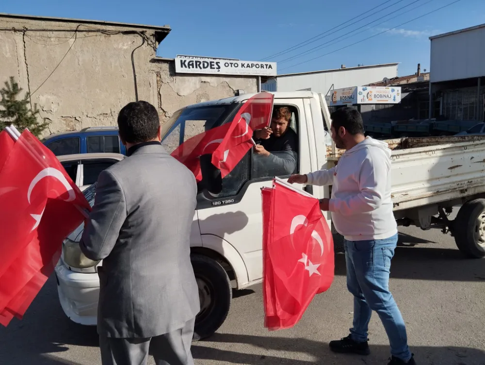 İYİ Parti Türk bayrağı dağıttı