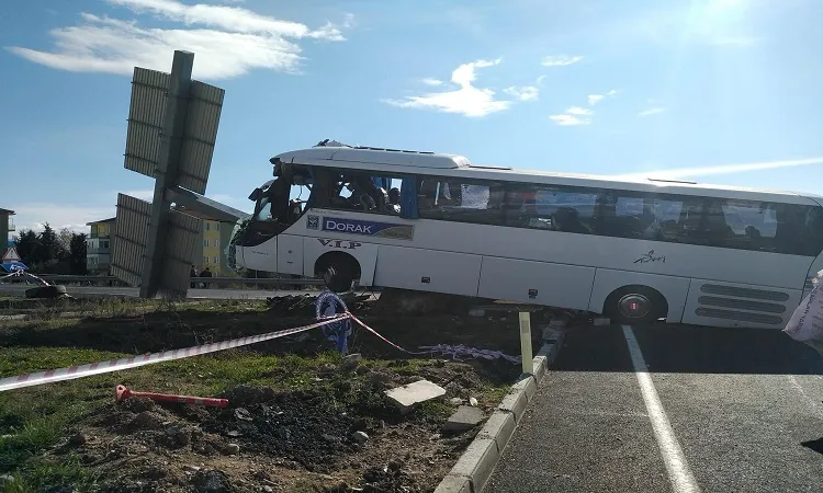 Tur otobüsü kaza yaptı 40 yaralı