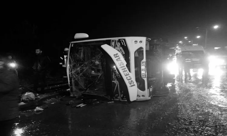 İscehisar belediyesine ait otobüs yolda yan yattı 