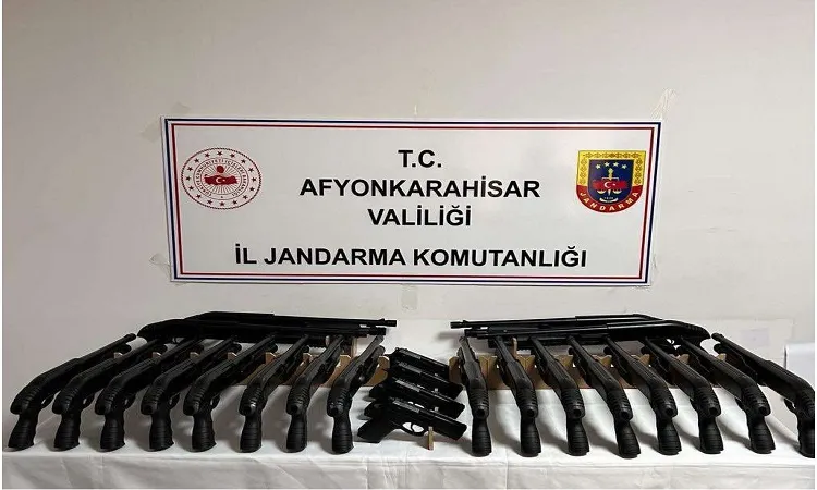 Jandarma Salarda çok sayıda kaçak silah ele geçirdi