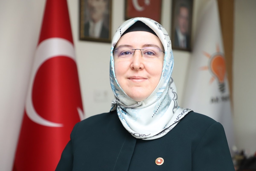 Ak Parti İGM Üyesi ve Ak Parti Kadın Kolları Başkanı istifa etti