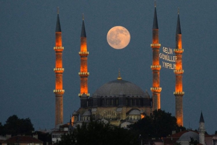 Ramazan ayı geldi bu gece islam alemi sahura kalkacak
