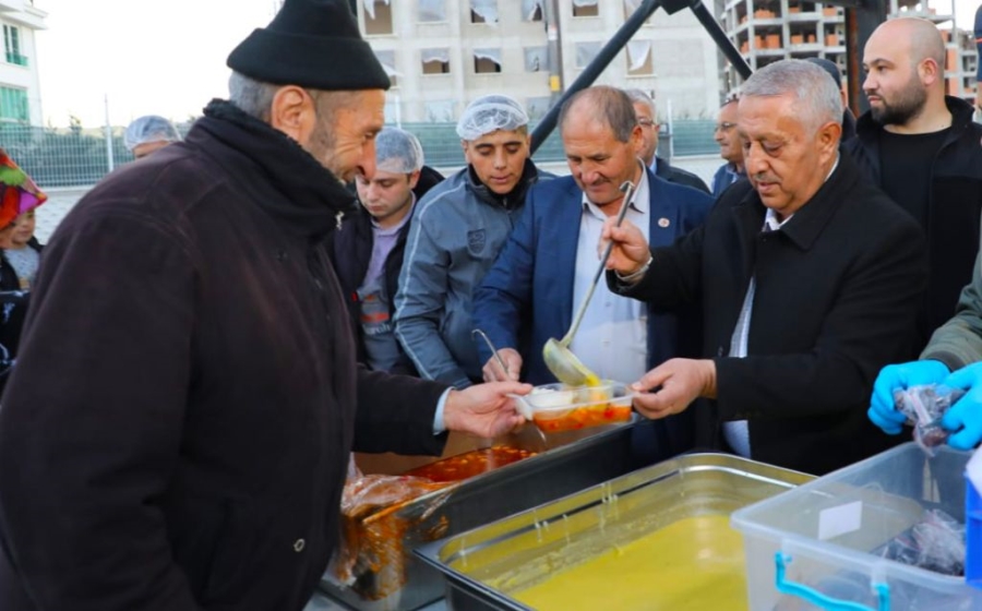 Başkan Zeybek Karşıyaka mahallesinde iftara katıldı