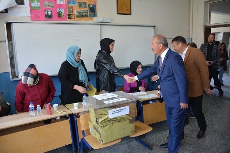 Taytak, oy kullanma işlemi yapılan okulları ziyaret etti