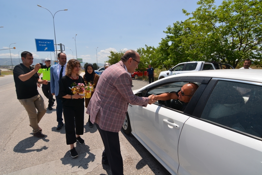 Başkan dr. Mustafa Çöl bayramda Sandıklı’dan geçen vatandaşların bayramını kutladı