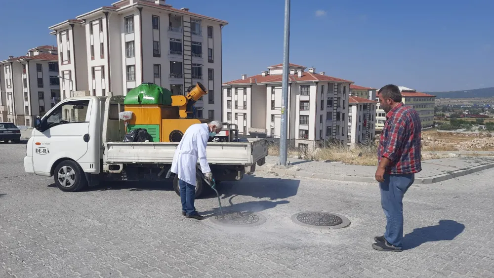 Dinarda Kanalizasyon İlaçlama çalışmaları  yapılıyor