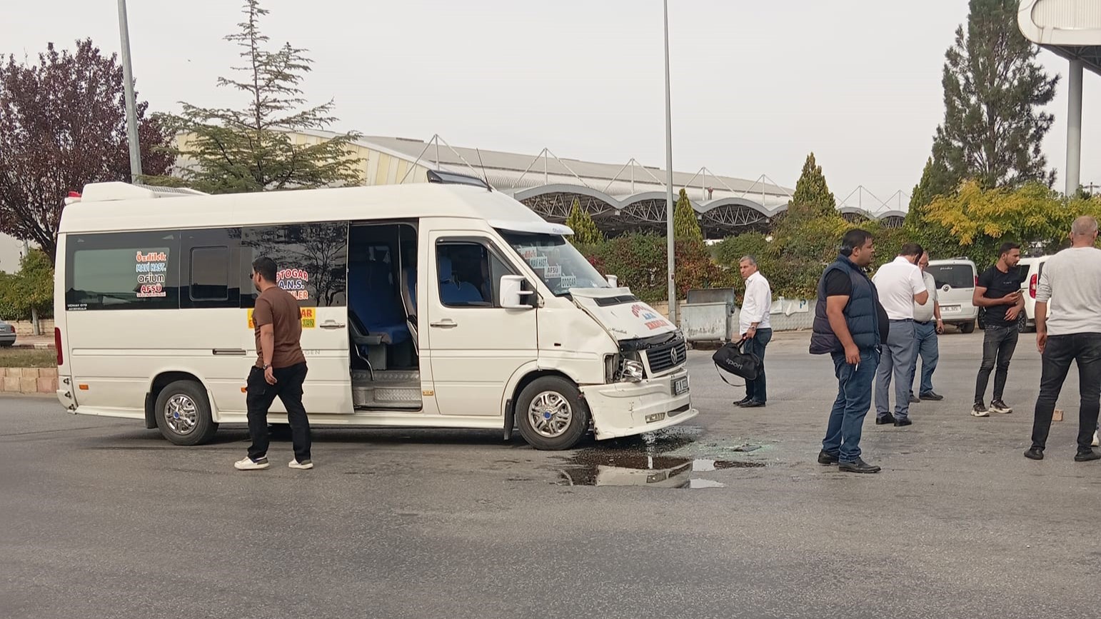 Otogar Kavşağında Minibüs ile Otomobil Çarpıştı