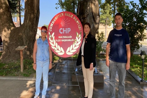 CHP'nin kuruluş yıldönümünde çelenk koydular