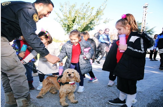 Öğrenciler narkotik köpeği Kukiyi tanıdı