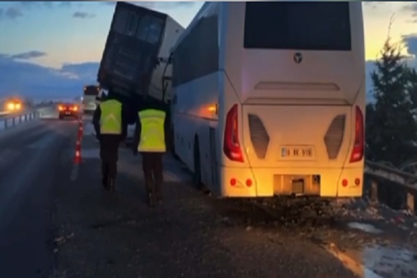 Yolcu otobüsü kaza yaptı 30 yaralı