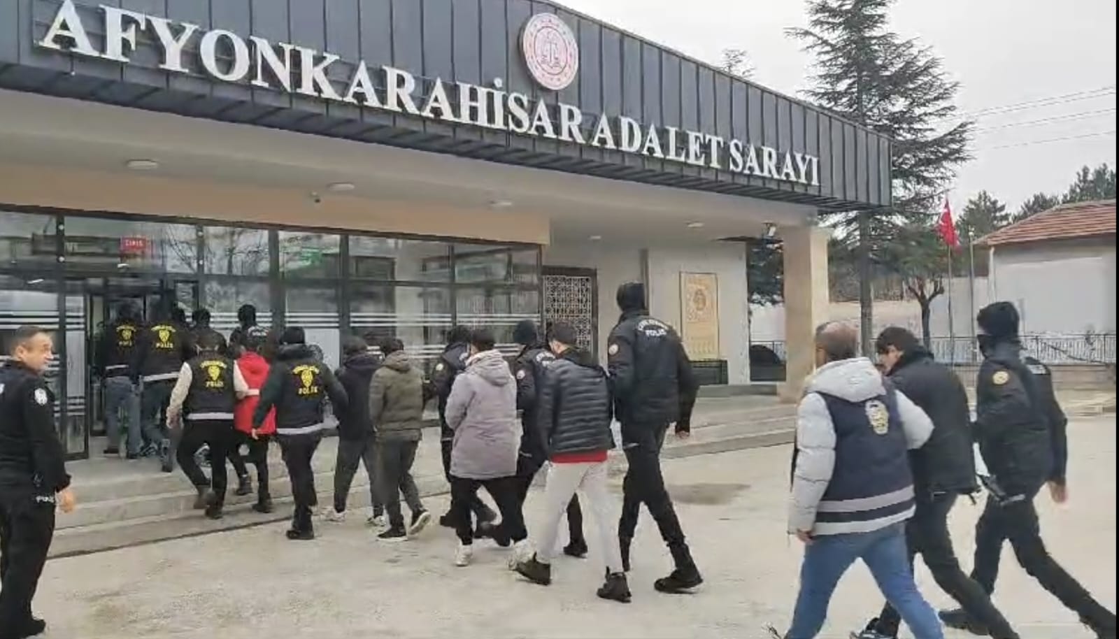 Vaatandaşları dolandıranlar yakalandı