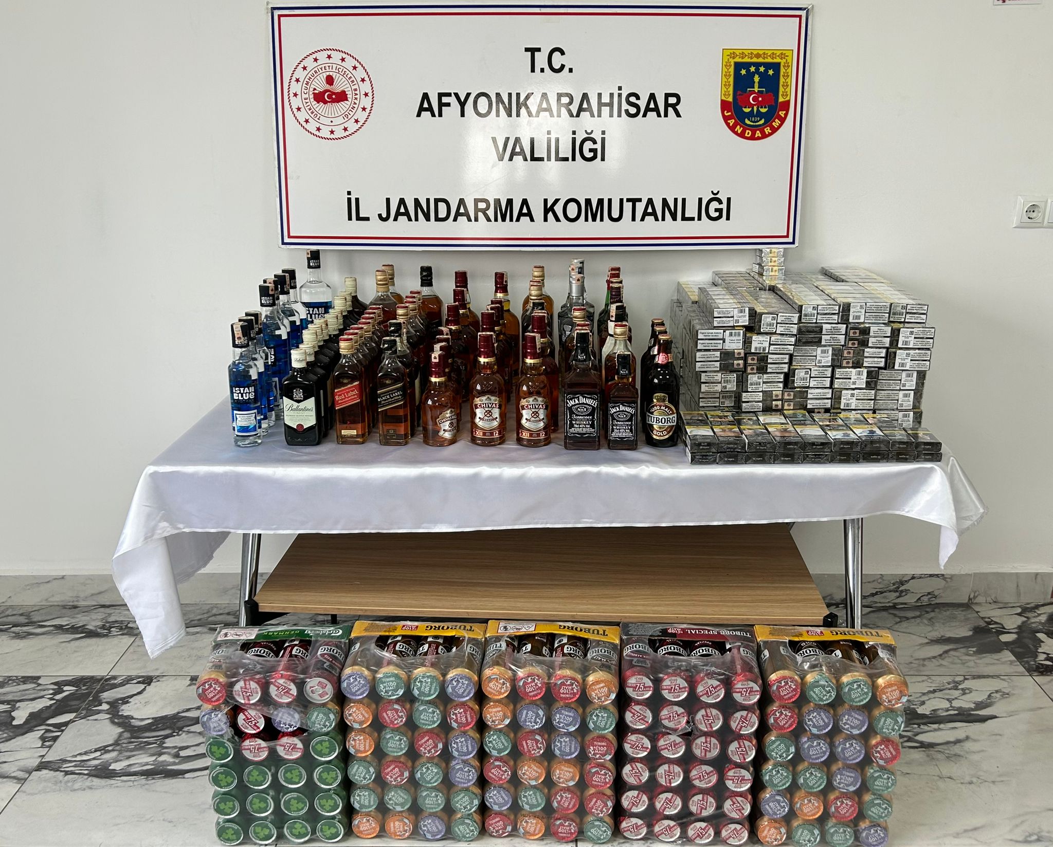 Yetki belgesiz sigara ve alkol sattı jandarma el koydu