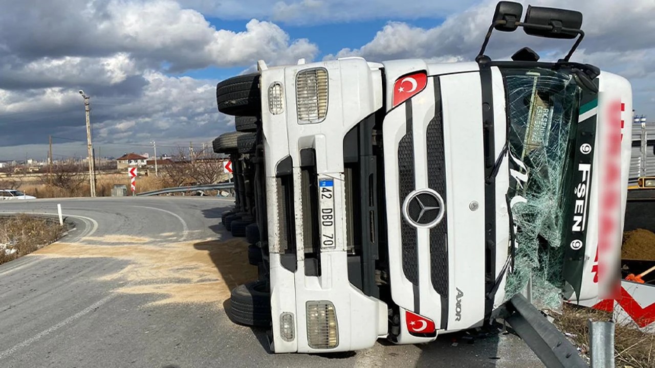 Tır devrildi yol kapandı