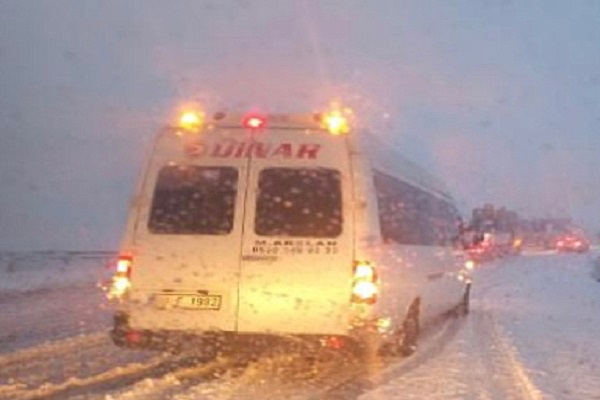 Yoğun kar yağışı yolu kapanma derecesine getirdi