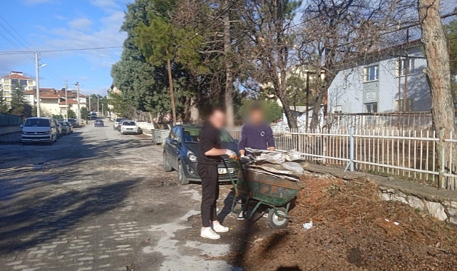 Öğrencilere temizlik yaptırıyorlar