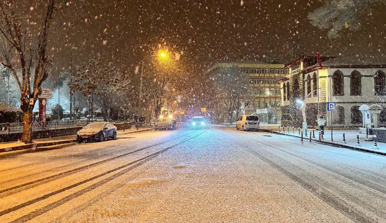 Şehir merkezinde yağan kardan eser kalmadı