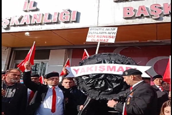 MHP Merkez İlçe Başkanlığı ve İl Başkanlığına yakışmadı yazılı siyah çelenk