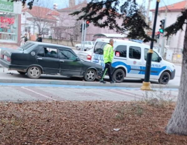 El koyduğu aracı süren memur ekip otosuna arkadan çarptı mı ?