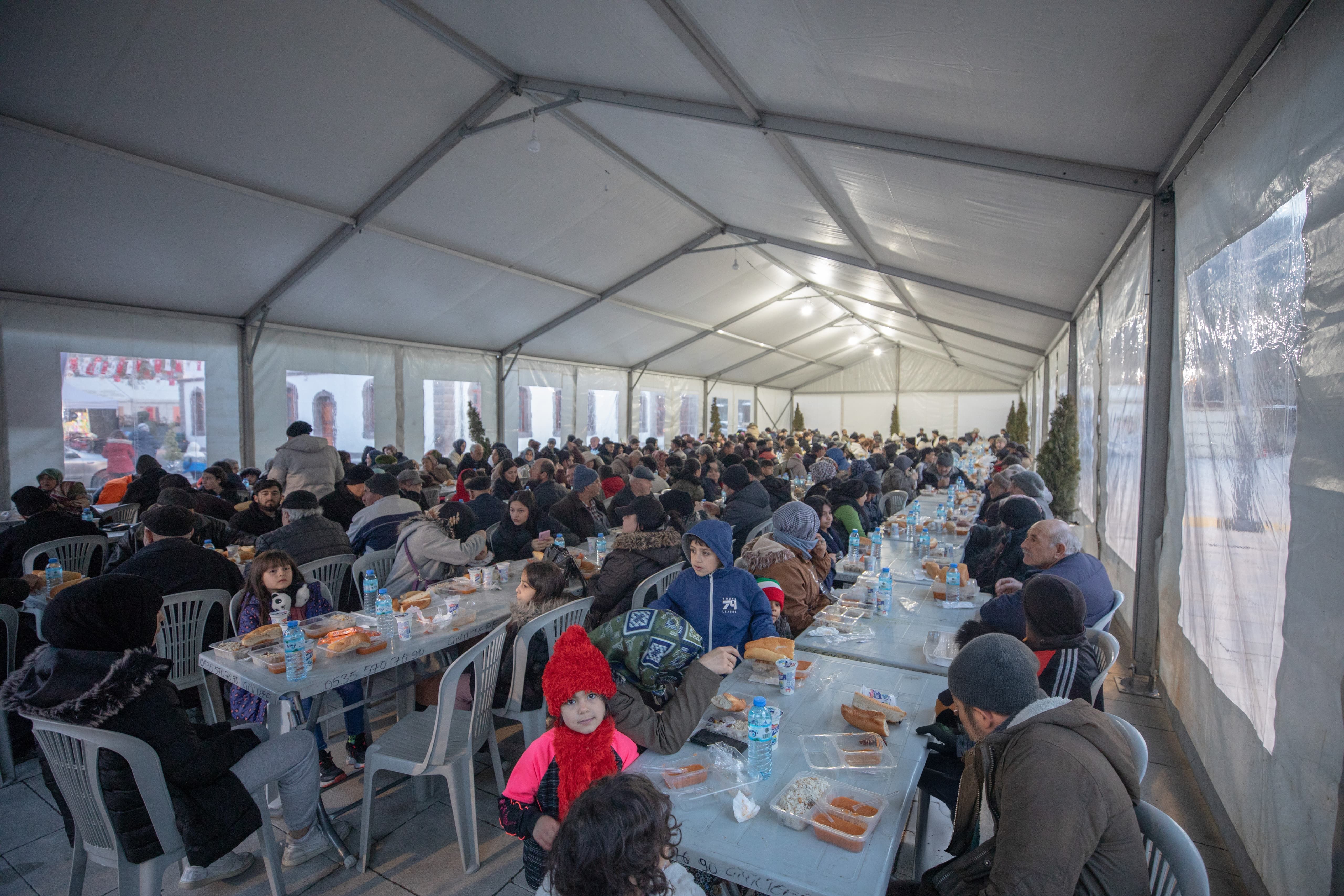 Afyon Belediyesi günlük 10 bin kişiye iftar veriyor