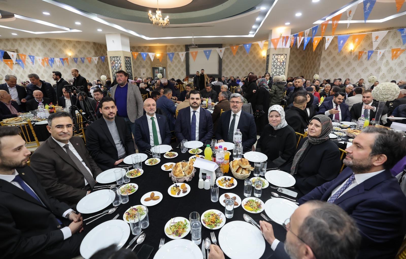 Ak Partililer Vefa iftarında bir araya geldi