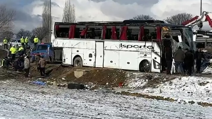 Otobüs kontrolden çıktı 