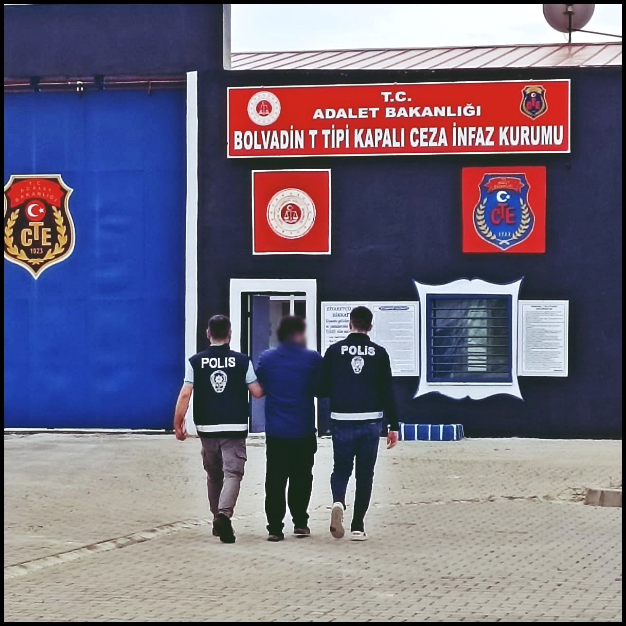 Yakalanmamak için peruk taktı yinede yakalandı