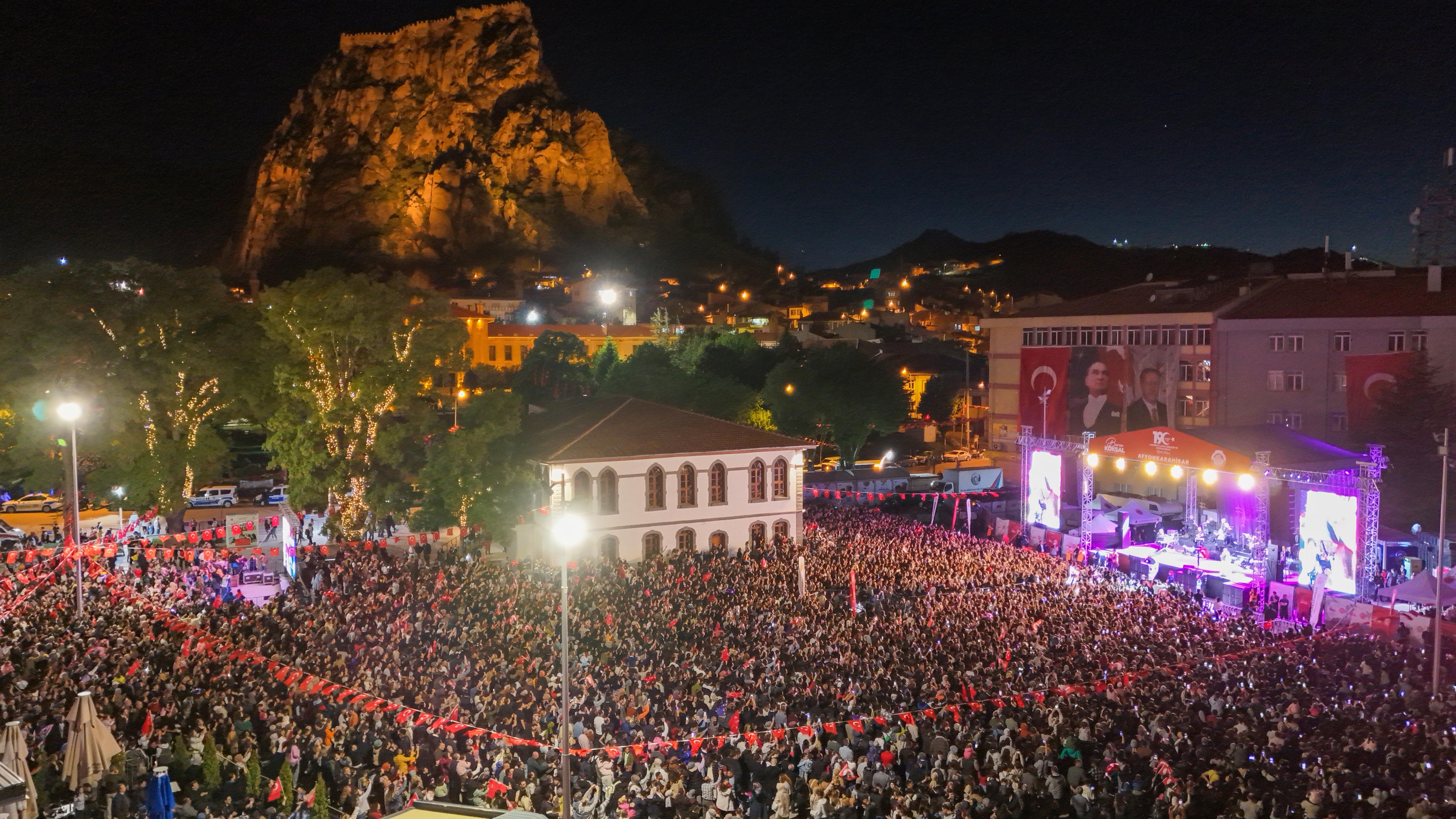 Afyonda Candan Erçetin Konserine yoğun ilgi