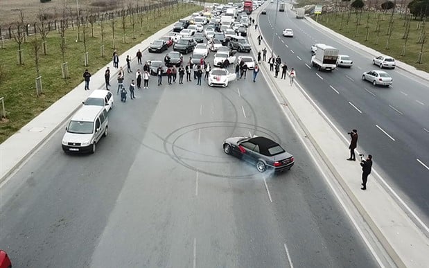 Konvoy yaparak yol kesenlere büyük ceza