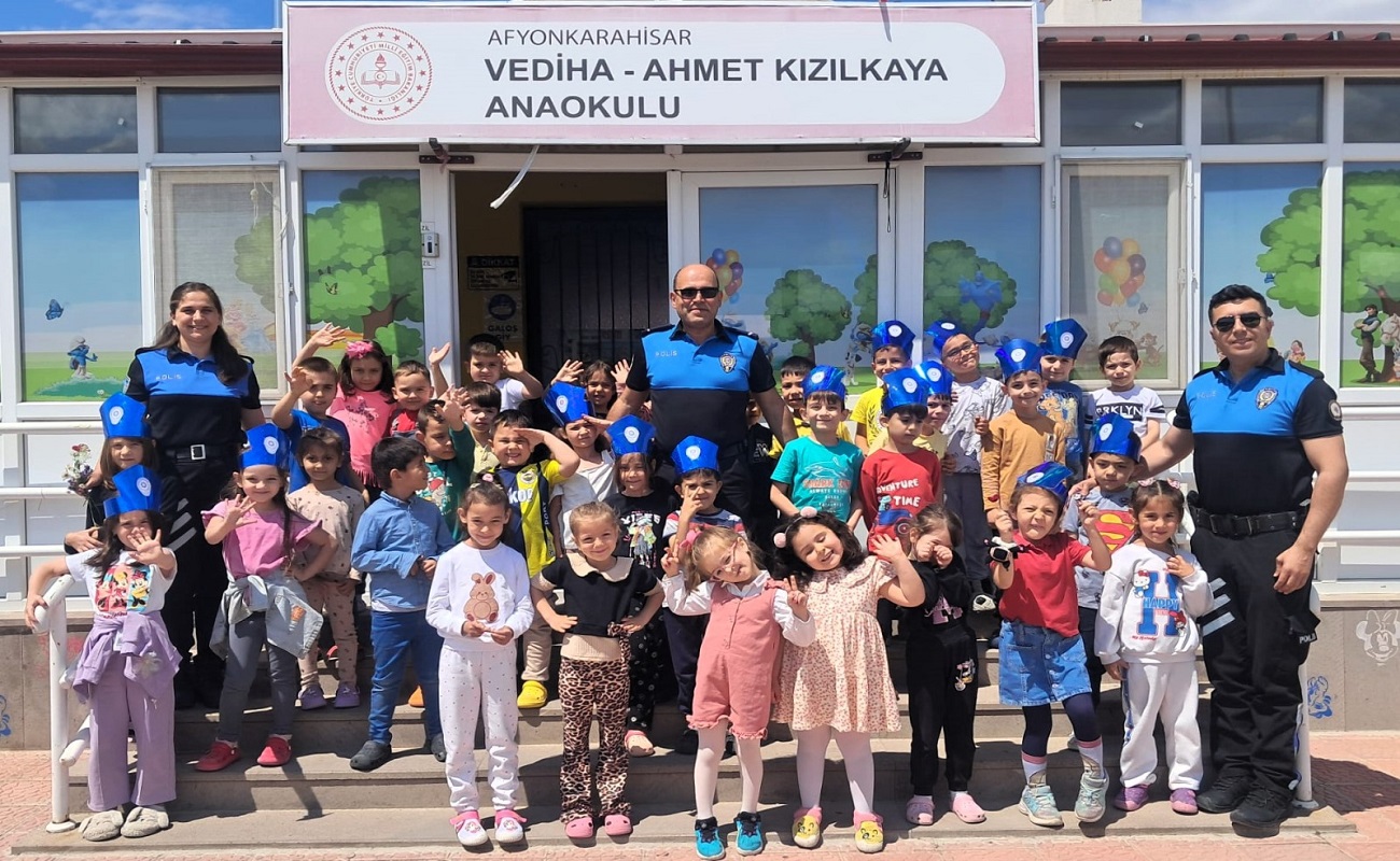 Emniyet personeli öğrencilere polislik mesleğini anlattı