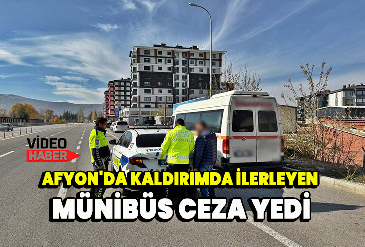 Afyon'da kaldırımda ilerleyen münibüs ceza yedi