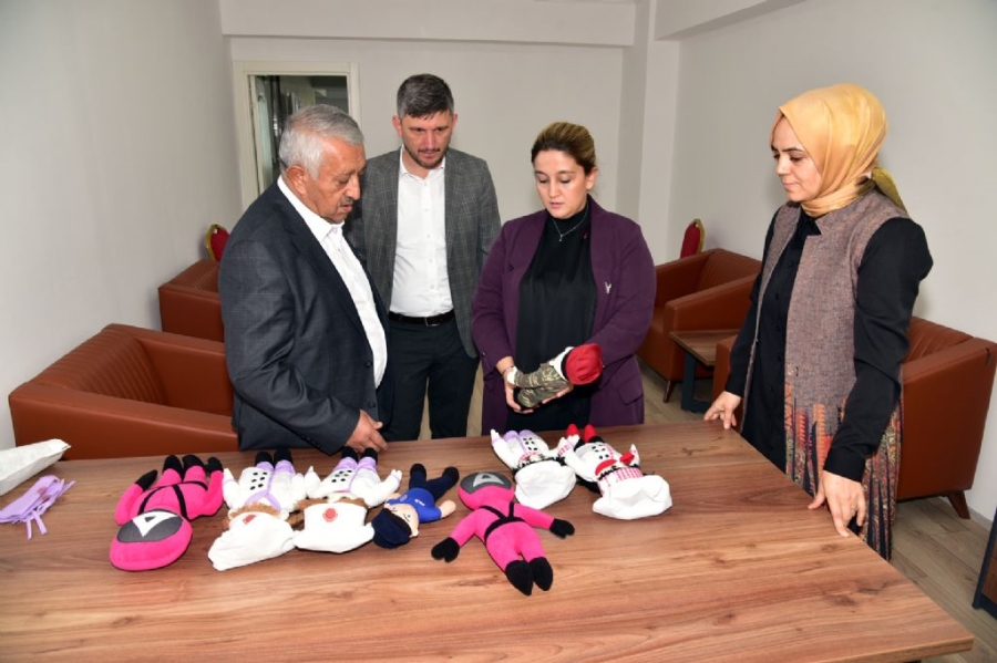 Başkan Zeybek üreten kadınlara destek veriyor