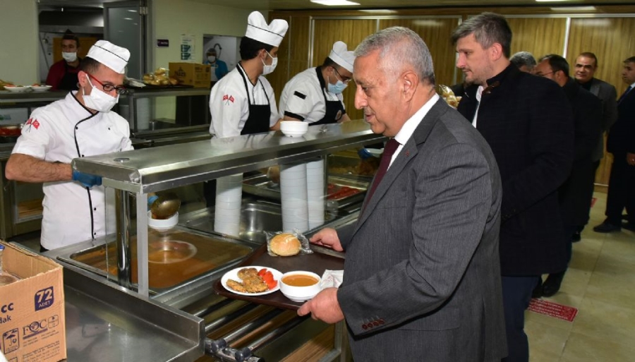 Başkan Zeybek personel ile birlikte yemek sırasına girdi