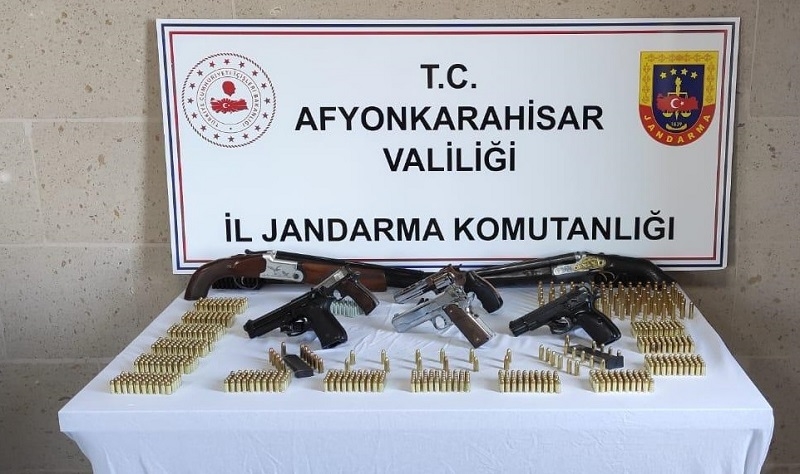 Jandarma çok sayıda kaçak silah ve mühimmat ele geçirdi