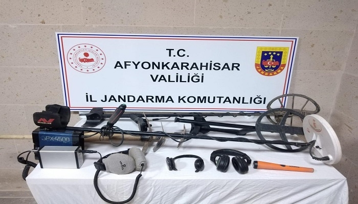 Jandarma kaçak definecileri suç üstü yakaladı