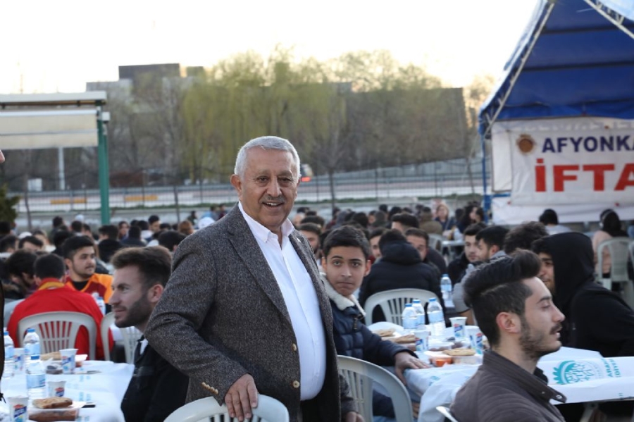 Başkan Zeybek öğrenciler ile birlikte iftar açtı