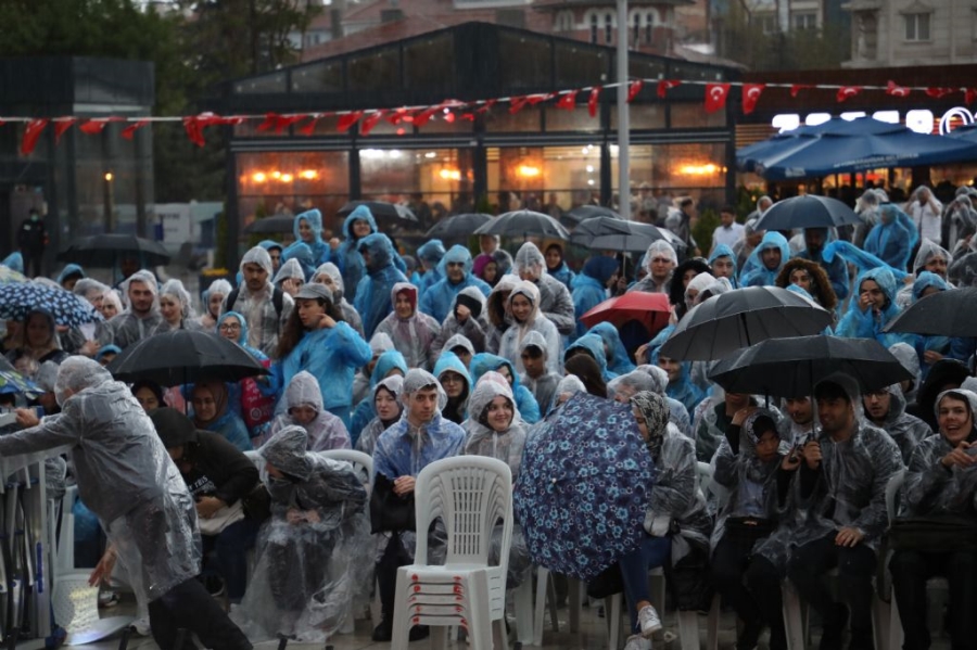 Azerin hayranlarını yağmur bile durduramadı