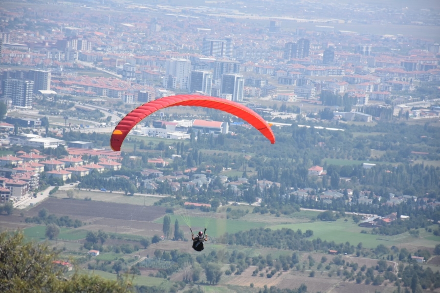 Afyon’da yamaç paraşütü festivali başladı