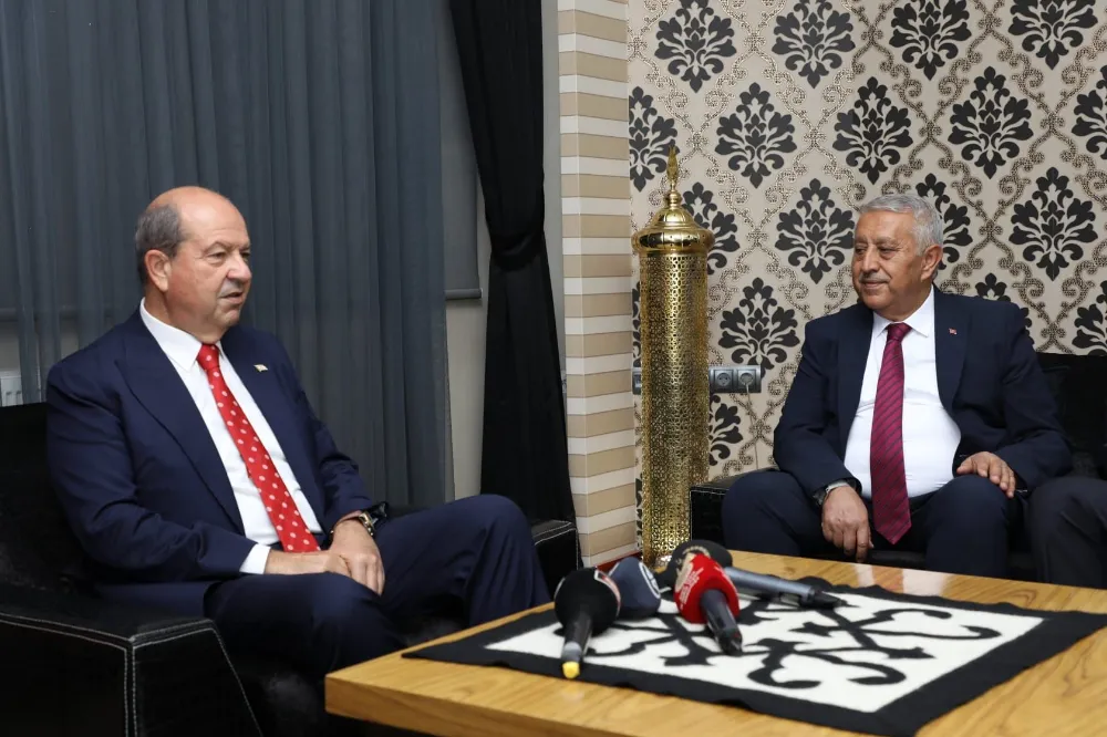Kıbrıs Cumhurbaşkanı Tatar Başkan Zeybekle bir araya geldi