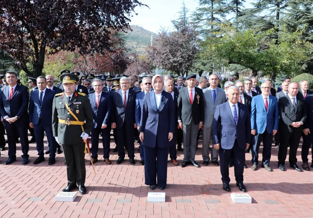 Cumhuriyetin yüzüncü yılı nedeniyle Atatürk anıtına çelenk sunuldu