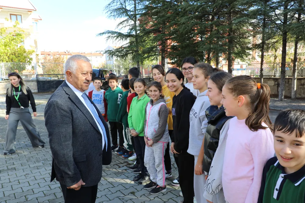 Başkan Zebek öğretmenler gününde okulları ziyaret etti
