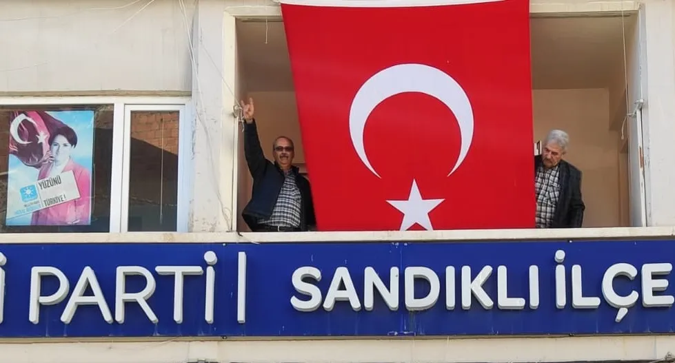 İyi partiden Türk bayraklıbirlik mesajı