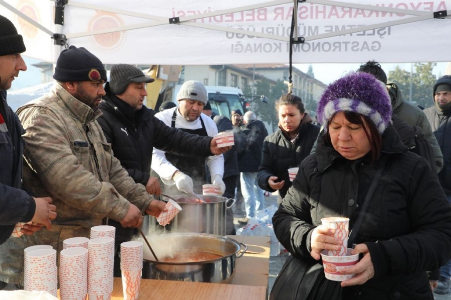 Afet bölgesinde günlük 20 bin  kişiye sıcak yemek