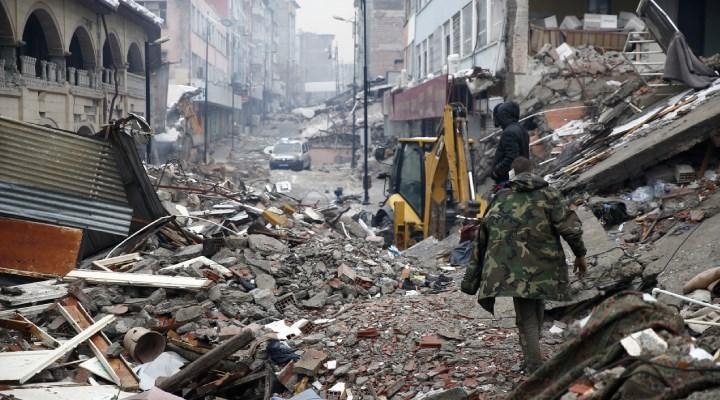 Malatya’da yıkılan binalarla ilgili 40 gözaltı kararı alındı.