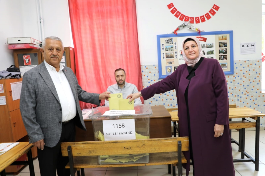 Zeybek Başkan ve eşi  oyunu Kullandı