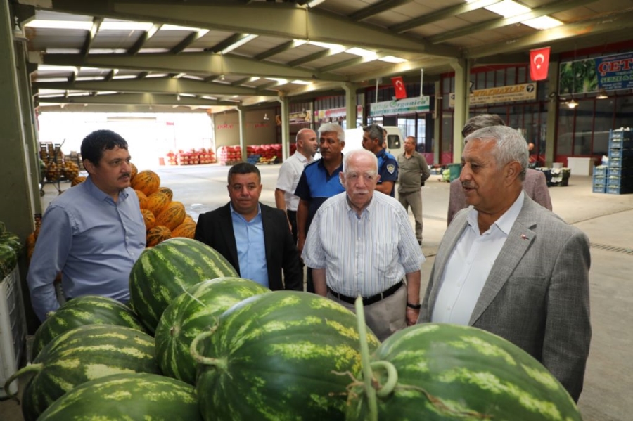 Başkan Zeybek toptancı halini ziyaret etti