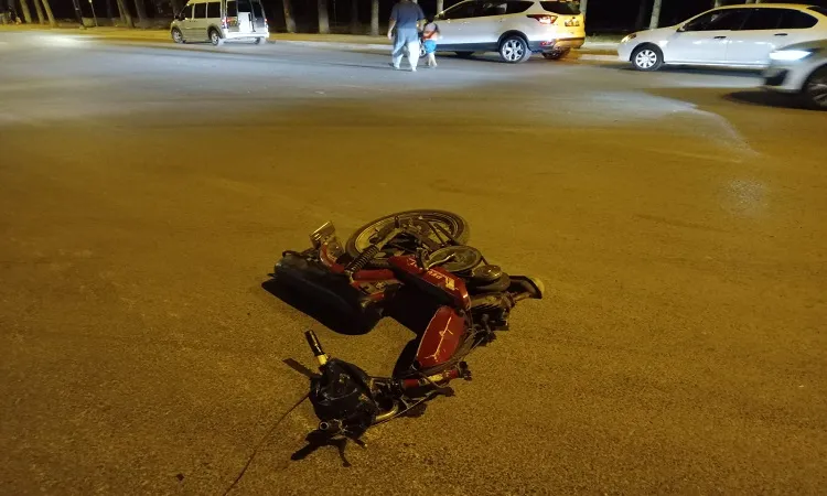 kaza yapan motosiklet parçalandı