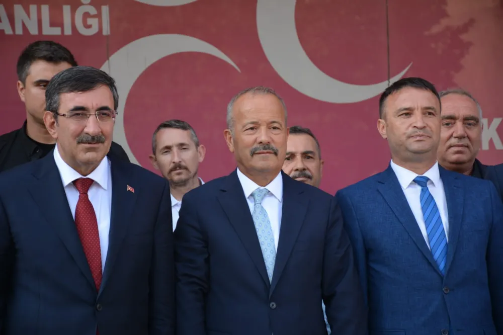 Cumhurbaşkanı yardımcısı Yılmaz MHP il başkanlığını ziyaret etti